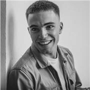 Graduado en Producción de Música y Sonido (UB), con experiencia en estudios de Barcelona como productor e ingeniero de mezcla. Pro